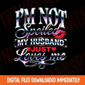 Puede incluir: Un dise&ntilde;o gr&aacute;fico negro con el texto "I'M NOT Spoiled MY HUSBAND JUST Loves me" en una fuente hologr&aacute;fica y brillante. El dise&ntilde;o incluye labios y corazones rojos. La parte inferior de la imagen dice "DIGITAL FILES DOWNLOADED IMMEDIATELY".