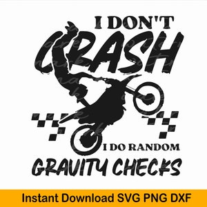Pode incluir: Gráfico a preto e branco com o texto "I DON'T CRASH I DO RANDOM GRAVITY CHECKS" e a silhueta de um motociclista a fazer uma acrobacia. Inclui bandeiras quadriculadas. Download imediato disponível.