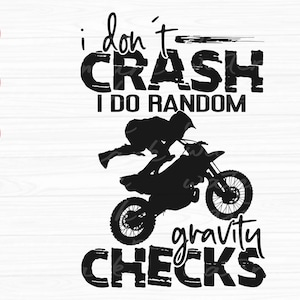 Pode incluir: Silhueta preta e branca de um piloto de motocross realizando uma acrobacia, com o texto "I don't crash I do random gravity checks" em uma fonte grunge.
