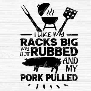 Może przedstawiać: Czarno-biały projekt graficzny z tekstem "Lubię moje żebra duże, ale natarte i moje mięso wieprzowe ciągnięte". Projekt zawiera świnię, grilla, szpatułkę i widelec.