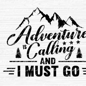 Puede incluir: Diseño gráfico en blanco y negro con una silueta de cordillera y el texto "La aventura llama y debo ir".