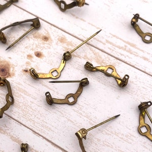 Offset 3/4" mässingsnålsbakstycke med säkerhetsspänne: Vintage smyckesfynd (parti om 25)