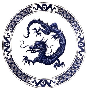 Puede incluir: Un plato de cerámica azul y blanco con un diseño detallado de un dragón en el centro. El dragón está enroscado con su cola envuelta alrededor de su cuerpo. El plato tiene un borde decorativo con un patrón repetitivo.