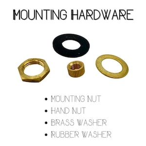 K&ouml;nnte beinhalten: Eine Auswahl an Montagehardware-Komponenten, darunter eine schwarze Gummiunterlegscheibe, eine Messingunterlegscheibe, eine Messing-Montagemutter und eine Handmutter. Der Text "MOUNTING HARDWARE" steht oben, mit einer Liste der Komponenten darunter.