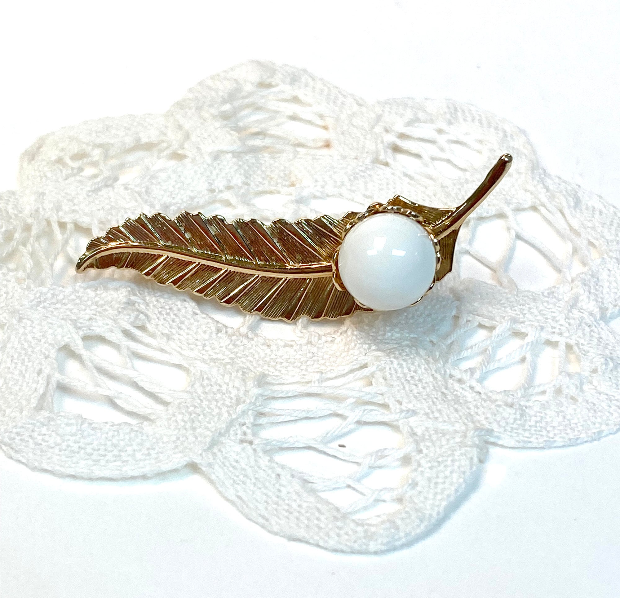 Lot De 3 Broches Vintage - Motifs Plume, Feuille Et Fleur, Couleur Or Avec Perles - Réf B3208