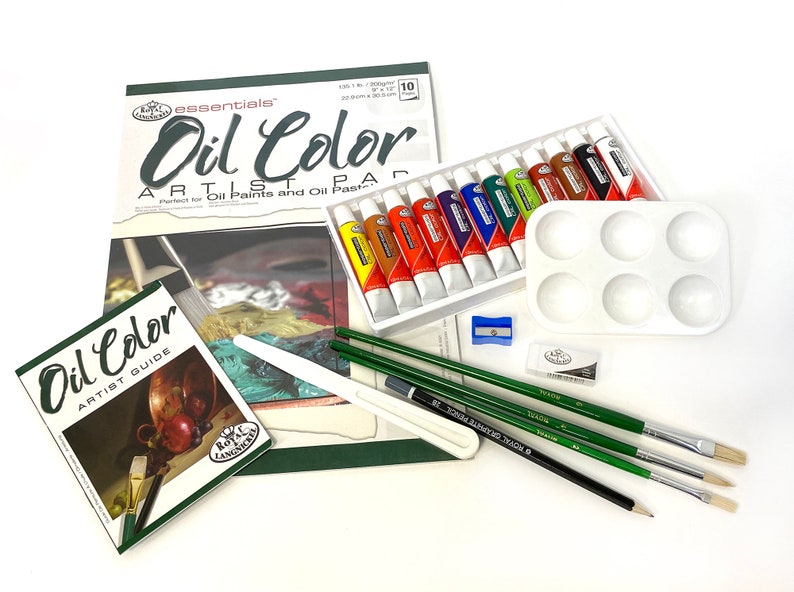 Op de afbeelding: Een set olieverf benodigdheden, waaronder een 10-bladig bloc met olieverf papier, 10 tubes olieverf, een palet, een handleiding, een potlood, een puntenslijper, een gum en drie kwasten.
