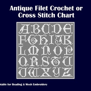 Puede incluir: Un gráfico de alfabeto blanco y negro para crochet de filete o punto de cruz. El gráfico presenta un estilo de fuente tradicional y es adaptable para abalorios y bordado de malla. El gráfico está etiquetado como "Antique Filet Crochet or Cross Stitch Chart" y "PDF".