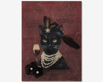 Op de afbeelding: Een schilderij van een zwarte kat met een parelketting, een gevederde hoed en een glas rode wijn. De kat heeft gele ogen en staat tegen een bordeauxrode achtergrond met tekst. De kat draagt ook een zwarte kanten handschoen.