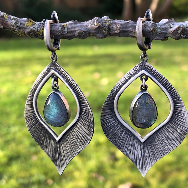 Orecchino labradorite in argento, orecchino a goccia pendenti, orecchino artigiano da argentiere, regalo di 35 ° compleanno per donna, regalo per lei, regalo da damigella d'onore