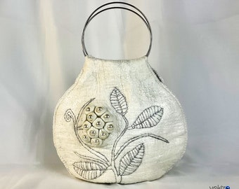Bolso de mano hecho a mano de fieltro de lana blanca con diseño floral bordado de perlas.