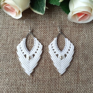 White macrame earrings, boho wedding earrings, macrame jewelry, bohemian bride, bohemian wedding jewelry, dangle earrings, lightweight