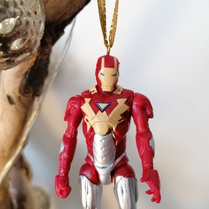 Pode incluir: Ornamento de Natal Iron Man vermelho e dourado com um cord&atilde;o dourado para pendurar.