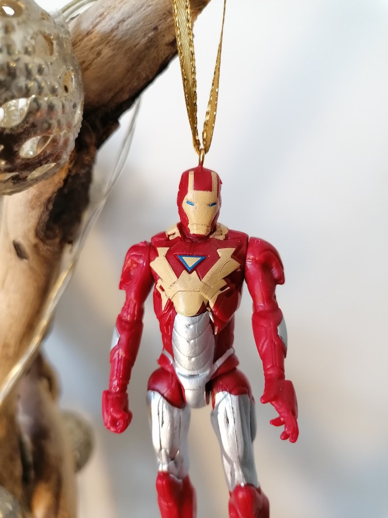 Pode incluir: Ornamento de Natal Iron Man vermelho e dourado com um cord&atilde;o dourado para pendurar.