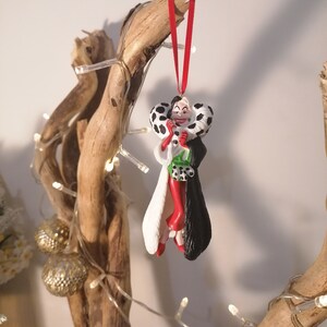 Disney Cruella De Vil Figura de decoración navideña, Adorno Bauble, Decoraciones navideñas de Disney, Regalos para ella, Villanos, Adornos navideños
