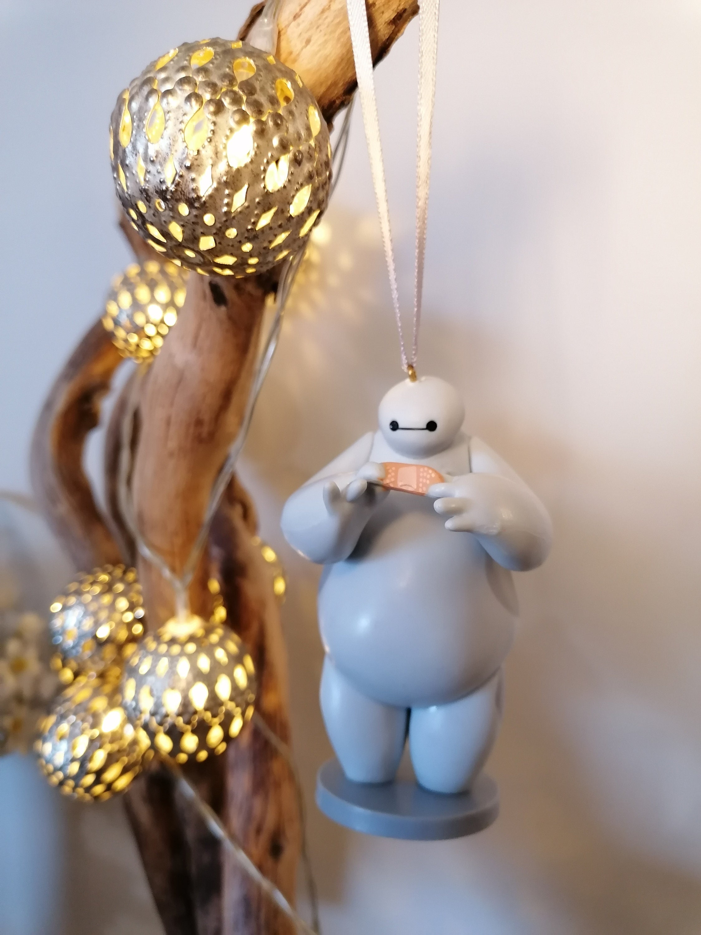 ITUBLE Accessori per interni a tema anime Baymax, per donne e uomini, figure Bobblehead, decorazioni per cruscotto, decorazione divertente con supporto per telefono (C2