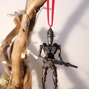 Disney Star Wars The Mandalorian IG-11 Droid Figura de decoración navideña, Adorno Bauble, Decoraciones navideñas de Disney, Baby Yoda, Grogu imagen 3