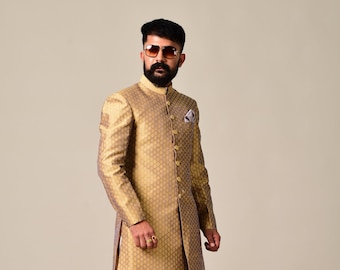 Könnte beinhalten: Eine gold- und lila gemusterte, langärmelige Kurta mit einem Mandarinkragen und Knopfverschluss. Die Kurta wird mit einer weißen Hose und braunen Loafers getragen.
