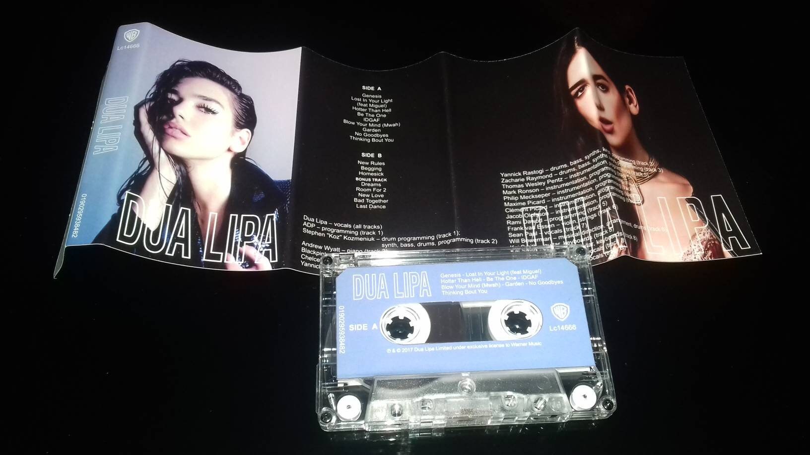 Dua Lipa 直筆サイン入りポスター 黒額縁 - メルカリ