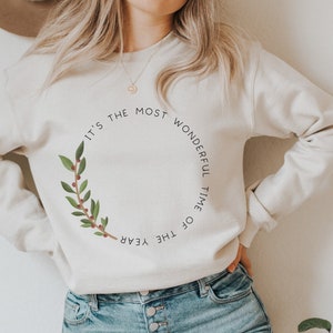 Pullover Weihnachten Kranz Christmas Wreath Sweater - Weihnachten Kleidung - Wonderful Time Winter Sweatshirt Cottagecorestyle
