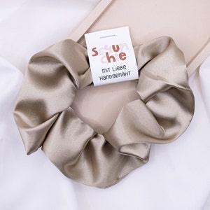 Scrunchie Satin Beige / hellgrün Haarband Green - handgenähter Haargummi - Zopfgummi silk hair tie haar-schonender Scrunchie Satinscrunchie