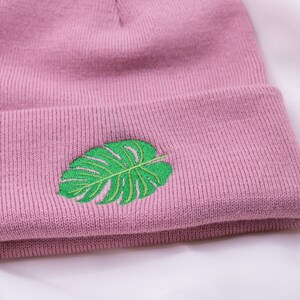 Monstera Hat Beanie Plante brodée Plante dintérieur Cadeau Chapeau dhiver Rose Cadeau Plantmom Plante en pot Monstera Idée cadeau image 7