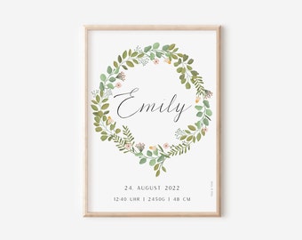 Könnte beinhalten: Ein grüner Blumenkranz mit weißen Blüten und dem Namen "Emily" in Schreibschrift. Das Datum "24. AUGUST 2022", die Uhrzeit "12:40 UHR", das Gewicht "2450G" und die Länge "48 CM" sind unter dem Kranz gedruckt.