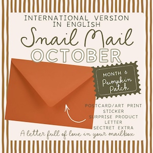 Könnte beinhalten: Eine Werbegrafik für Snail Mail October mit einem rostorangen Umschlag und einem dunkelgrünen, briefmarkenförmigen Symbol mit der Aufschrift Month 6 Pumpkin Patch. Der Text enthält International Version in English, Snail Mail October und eine Liste.