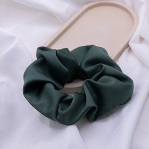 Scrunchie Satin grün Haarband Blush dunkelgrün - handgenähter Haargummi - Zopfgummi silk hair tie haar-schonender Scrunchie Satinscrunchie