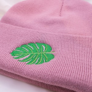 Monstera Hat Beanie Geborduurde Plant Kamerplant Cadeau Wintermuts Roze Cadeau Plantmom Potplant Monstera Cadeau Idee afbeelding 2