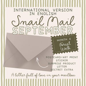 Può includere: Un grafico di una busta beige con il testo INTERNATIONAL VERSION IN ENGLISH Snail Mail SEPTEMBER, MONTH 4 Forest Walk, POSTCARD/ART PRINT, STICKER, SURPRISE PRODUCT, LETTER, SECTRET EXTRA e A letter full of love in your mailbox.