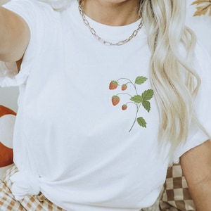T-Shirt Walderdbeere BIOBAUMWOLLE Cottagecore Nature Botanical Shirt - Fairycore Clothing Strawberry Gift - Erdbeere Shirt Wiese Frühling