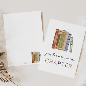 Peut inclure: Une carte imprimable avec une pile de livres color&eacute;s et le texte "just one more CHAPTER" dans une police d'&eacute;criture manuscrite.