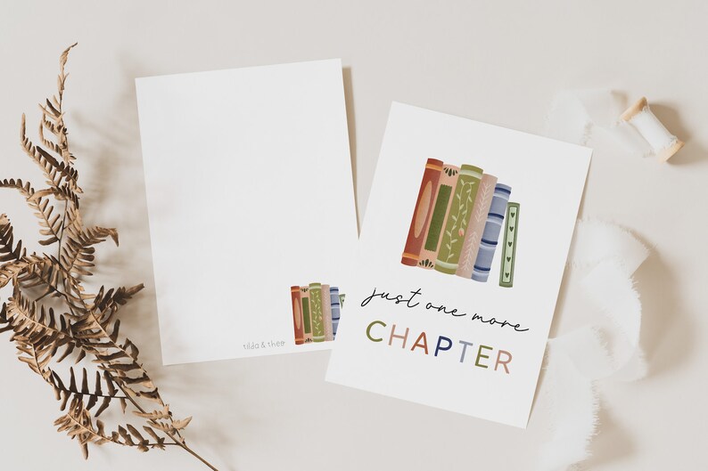 Peut inclure: Une carte imprimable avec une pile de livres color&eacute;s et le texte "just one more CHAPTER" dans une police d'&eacute;criture manuscrite.