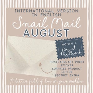 Könnte beinhalten: Eine beige Grafik mit dem Text INTERNATIONAL VERSION IN ENGLISH Snail Mail AUGUST. Sie enthält einen cremefarbenen Umschlag, eine dunkelblaue Briefmarkenform mit dem Text MONTH 4 Day at the Beach und eine Liste von Artikeln: POSTCARD/ART PRINT, STICKER, SURPRISE PRODUCT, LETTER, SECTRET EXTRA.