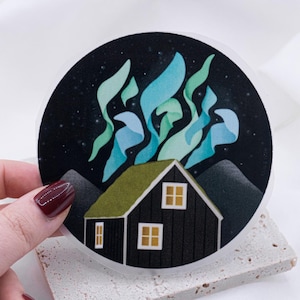 Peut inclure: Une maison noire et verte avec deux fenêtres se trouve sous une aurore boréale verte et bleue vibrante contre un ciel nocturne sombre.