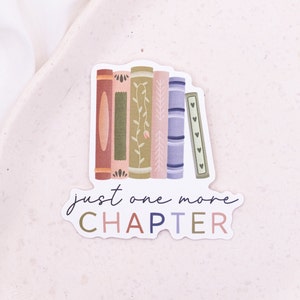 Op de afbeelding: Een sticker met een stapel kleurrijke boeken en de tekst "just one more CHAPTER".