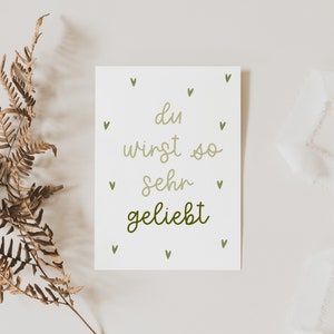 Postkarte Liebe "Du wirst so sehr geliebt" grün - A6 Postkarte für Kinder - Postkarte Taufe - Mini Print Geburt - Karte Liebe