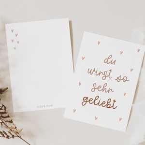 Postkarte Liebe "Du wirst so sehr geliebt" rosa - A6 Postkarte für Kinder - Postkarte Taufe - Mini Print Geburt - Karte Liebe