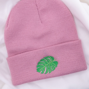 Monstera Hat Beanie Geborduurde Plant Kamerplant Cadeau Wintermuts Roze Cadeau Plantmom Potplant Monstera Cadeau Idee afbeelding 1