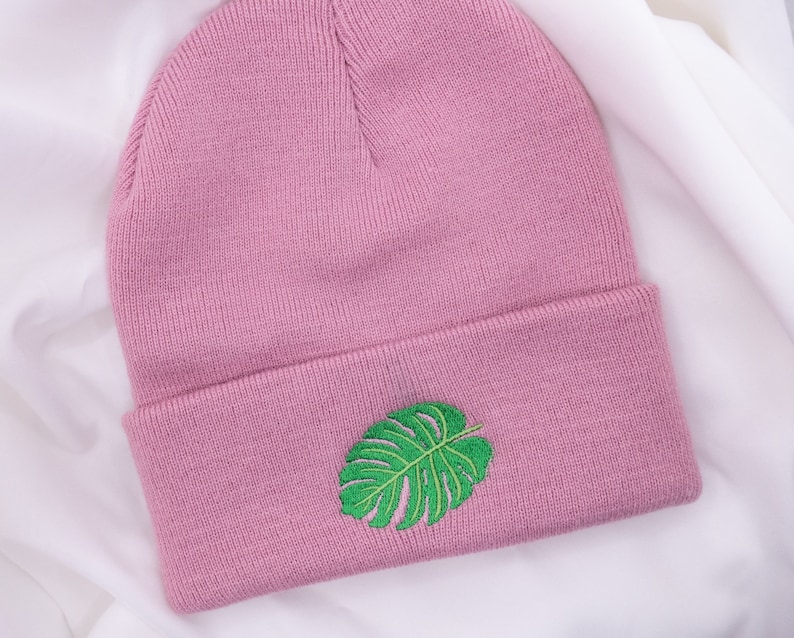 Monstera Hat Beanie Plante brodée Plante dintérieur Cadeau Chapeau dhiver Rose Cadeau Plantmom Plante en pot Monstera Idée cadeau image 1