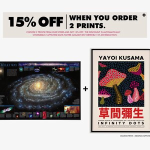 Op de afbeelding: Twee ingelijste prints, een van de Melkweg en een van Yayoi Kusama's Infinity Dots kunstwerk. De tekst op de Kusama-print luidt "Yayoi Kusama, Infinity Dots, Forever Museum of Contemporary Art, The Second Collection, 草間彌生". De tekst op de banner boven de prints luidt "15% KORTING BIJ BESTELLING VAN 2 PRINTS."