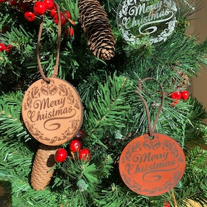 Vrolijk kerstornament gegraveerd in hout, leer of acryl