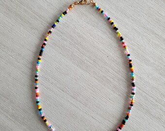 Collar de cuentas de colores