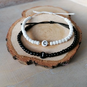 Personalisiertes Armband / Perlenarmband mit Buchstaben / Partnerarmband / Geschenk zum Jahrestag / Staudenknoterei