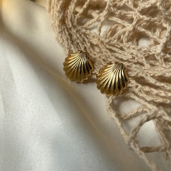 Vintage 14k Hollow Seashell Earrings