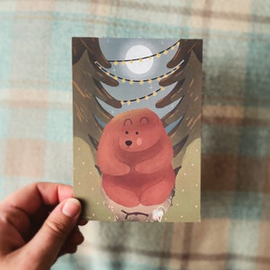 Lost in the Woods - Carte postale A6 - Bear In the Woods