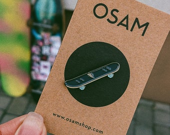 Skateboard - enamel pin