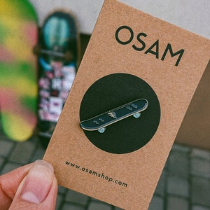 Skateboard - enamel pin