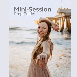 Puede incluir: Una mujer sonríe y señala al espectador, vestida con un vestido marrón claro y una diadema, con una playa y un muelle al fondo. El texto "Mini-Session Prep Guide:" está en la parte superior de la imagen.