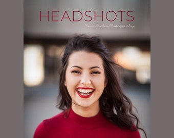 Puede incluir: Una mujer con el pelo largo y oscuro sonríe y ríe. Lleva un jersey rojo de cuello alto. El fondo está desenfocado y fuera de foco. El texto "HEADSHOTS Your Studio Photography" está en la parte superior de la imagen.